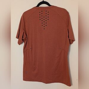 LULULEMON Men's Orange Textured Training Shirt Sleeve Top Shirt Men's Large EUC